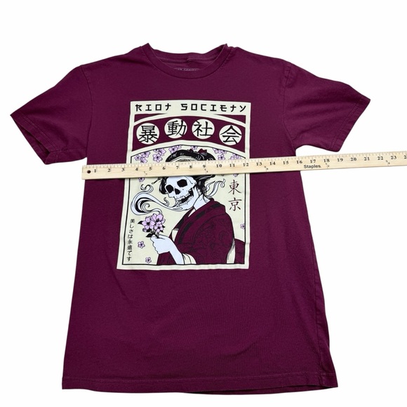 Riot Society Burgundy Tee with Skull Art - Picture 3 of 5